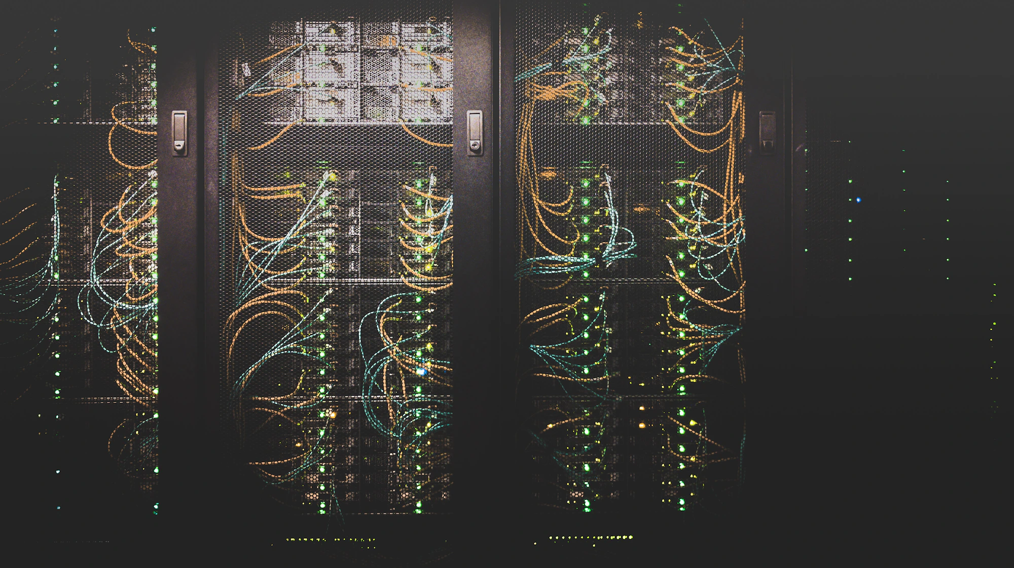 Cabos de rede e equipamentos de servidor em um data center